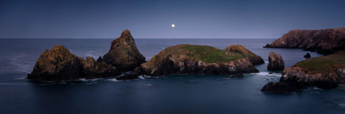 kynance cove cornwall rocky coast under the stars